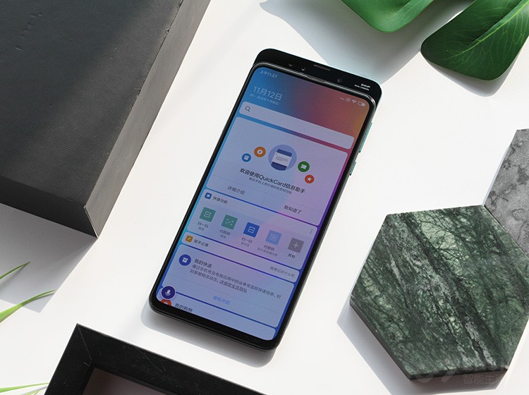 �û�����ռ����ﵽ�˾��˵�93.4%����Ҫ���С�����ȫ������������ˡ��ƿ�С���ǿ��Կ������ų����ǰ������ͷ��һ��LED����ƺ�һ���绰��Ͳ���ϱ߿�Ҳ������һ�ŵ绰��Ͳ��������ƾͱ�������Ļ����Ϊǰ�þ�ͷ�ĵ������ף������������ռ�ȡ�