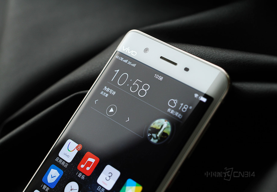 ��Ļ�Ϸ���vivoƷ��LOGO��Ȼ�����Ͻǣ��Ҳ�ֱ���ǰ��800����������ͷ����Ͳ�Լ����ߴ��������������ʮ����Ȼ�����Ծ�����