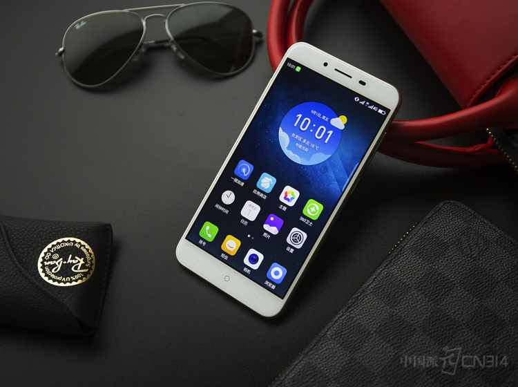 360 vizza�ֻ������䱸��һ��5.5Ӣ��1080p�ֱ��ʵ���Ļ�������˴������Ļ�����Σ�����2.5D����������������ϸ�����ʾЧ����72%��NTSCɫ��Ҳ�������õ��Ӿ�Ч����