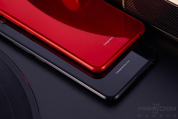 ����ǰ��˵����1500Ԫ��λ�ֻ��������������ܣ���vivo Y83��һ�㲢�����顣���ص�ȫ�°˺˴�������ӵ��ǿ�����ܡ�ͬʱvivo Y83����4G���˴棬���д��������Ծ��������ࡣ����֮�⣬vivo Y83��ͼ��1500Ԫ��λ�ռ�4GB�˴�+64GB�ڴ�Ĵ�洢���ã���ӵ�е�64GB�ڴ��ܹ����������ͼƬ�������Լ���Ӱ����֤�ճ�ʹ�õľ������顣