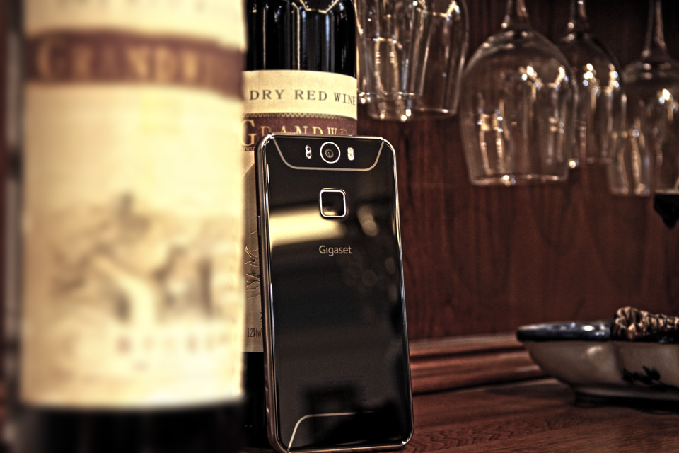 �����Ϸ�һ��1600����������ͷ��F2.2���Ȧ������ͷ���沢�Ǽ���Խ�ģ�飬�������ʺ������ߴ���������������ʮ�㣬�ڹ����Է���˿��û����Э��