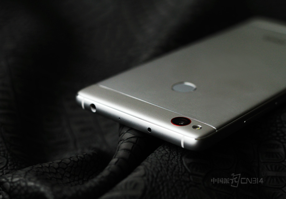 �û�������3.5mm������ף����䱸�ж๦�ܺ���ң������ʵ�����ǳ�ʵ�ã�Ϊ���ĵ���Ƶ��ޡ�