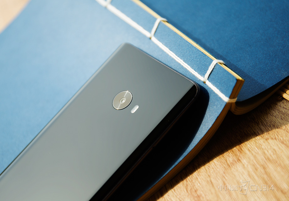 С��Note2����һ��2256�����غ�������ͷ������IMX 318��������F2.0��Ȧ��֧��EIS������Ƶ������