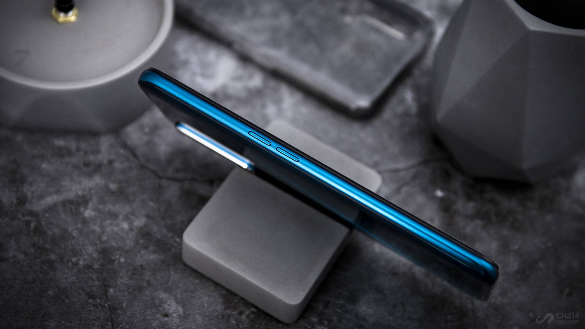 �����ڴ�Ҷ����ں��������������û�������4200����ʱ��������أ�������ǿ��VOOC����4.0�ļӳ֣���30�����ھ��ܴ����������70%�������ض������˵��Ȼ��ʮ�ֱ�Ҫ�ģ�������һ����һ�߳�綼�ܱ�֤���ٻָ����������õȴ��ܾ�ʱ�䡣