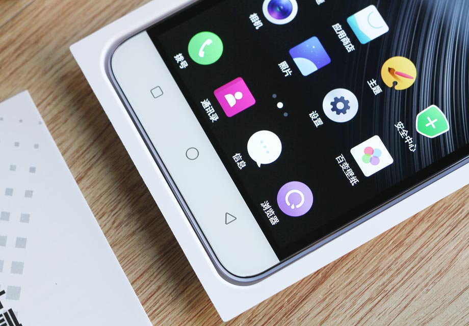 ����ǰ�þ�ͷ����Ͳ���Ҳ࣬��Ͳ����Ǵ��������ײ����������Ŵ��ذ�׿�����������õ��ǰ�׿5.0ϵͳ�ļ��򻯼���ͼ����ƣ�Home�����У����ؼ����Ҳ࣬������˵�������࣬�ǳ��������ǵ�ʹ��ϰ�ߡ�