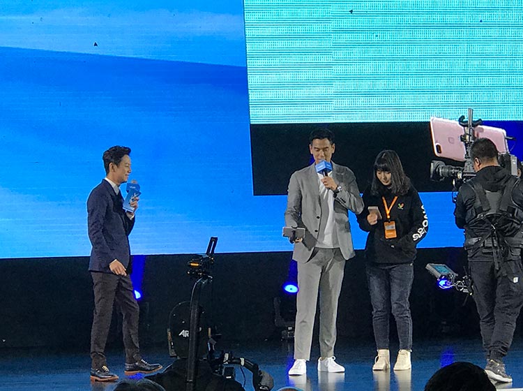 ����֮�⣬��λ���˵���Ů�������һ����������ǩ����vivo X20��