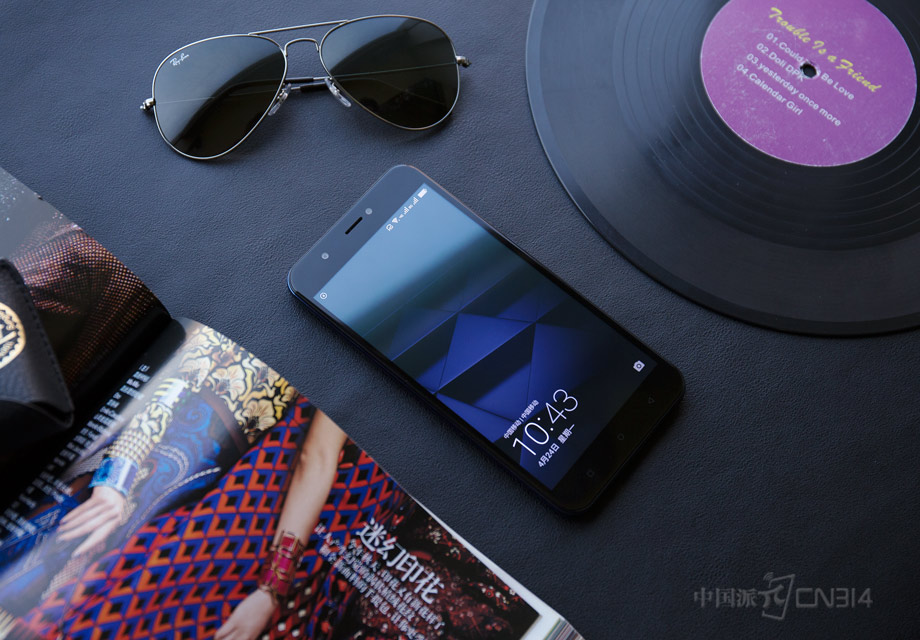 �ֻ�����5.5Ӣ��1920x1080�ֱ�����Ļ������ϲ��׷����û���˵���Եõ����ڵ��Ӿ����顣