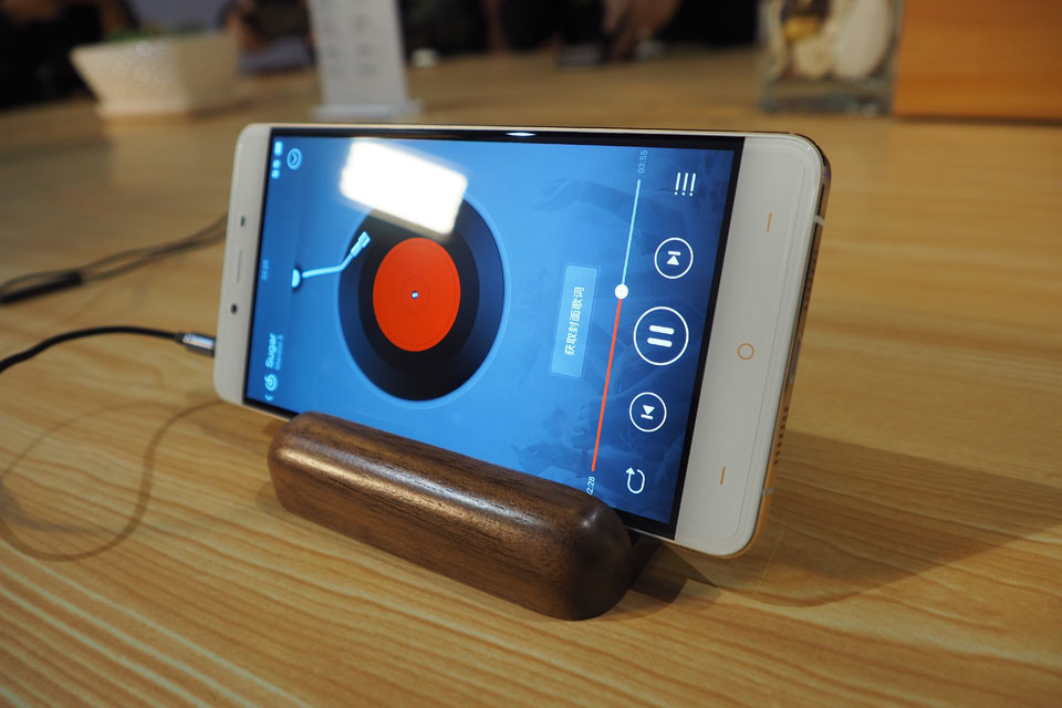 һ���ֻ�X��˫�沣����ƣ�����һ���ֻ����ϻ���ͷһ�ؼ���ò���ָл��������ȶ�Ϊ��ɣ�