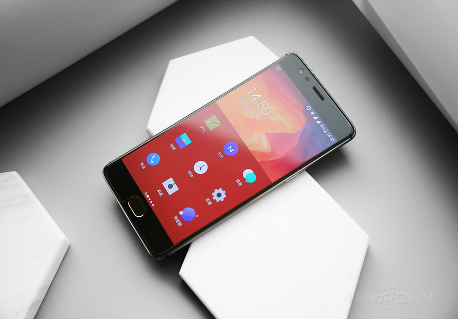 ��Ϥ��2.5D��Ļ�����иı����OS��OnePlus 3T���������û��˿���仯����Ȼѡ����Optic AMOLED�������Ĵ����������ɲ����ǰ��������û����ġ�