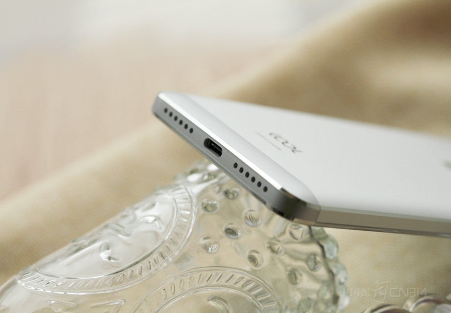 �ײ�������Type-C���ݽӿڣ����ϵ��·�չ����������