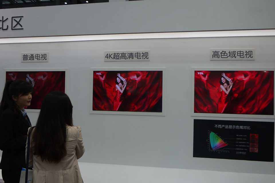 TCLչʾ����ͨ���ӡ�4K��������ӡ���ɫ����ӵ���ʾ�Աȣ����ö��ԣ�һ�۾��ܿ�������֮��Ĳ�ͬ��|TCL���ܼҵ�