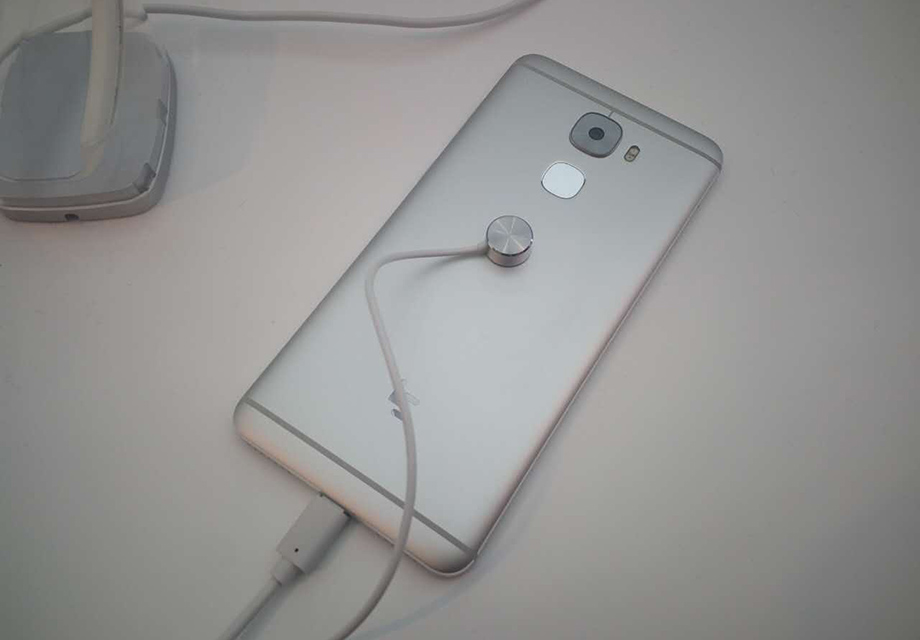 ���죬ȫ�µ�������Pro3��ʽ������ȫ�������׷�����821�������������ֻ�ҵ���ǿ�ҹ�ע�����Ӳ�����ʵ���Ҳ�Ʒ����ֻ������������821�콢�������콢��