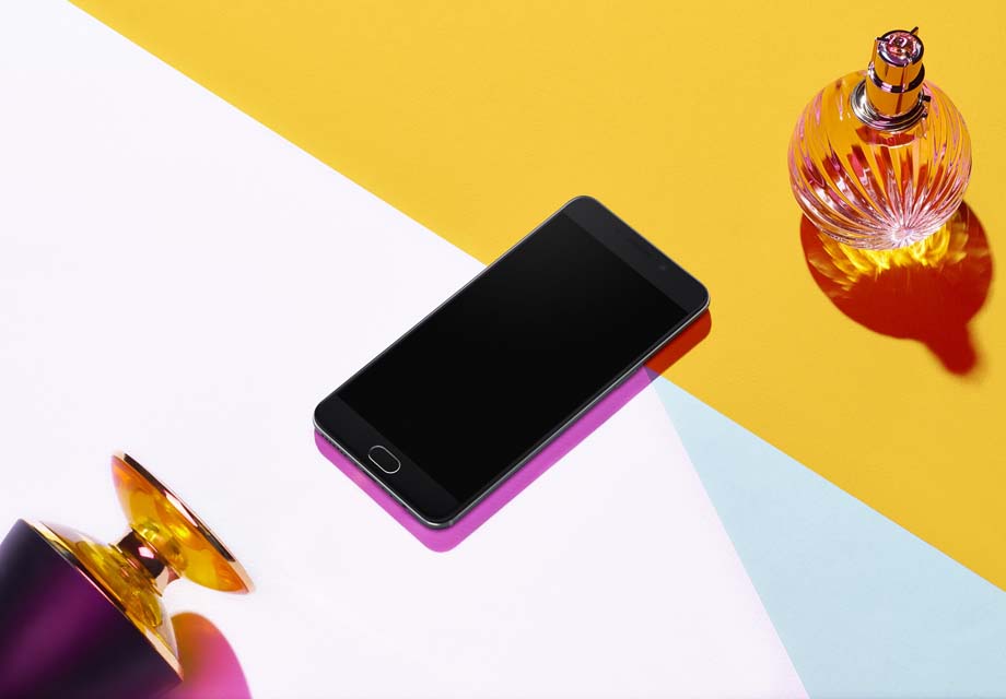 OPPO R9ѩ�һҰ�������þ����Ϣ����ѧ��ƣ�2.5D������Ϣ��ʱһ�紿����͸��ī�������᲻�ô����������֮����������5.5Ӣ��1080p��ʾ����401PPI������Ϊϸ��Ļ��ʣ��㹻������Ŀ��