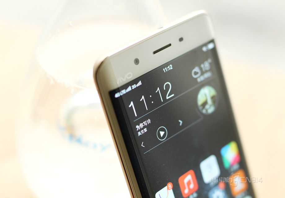 ��Ȼ�ˣ�����˫������Ƶ��ص��⣬vivo Xplay5������������Ի��Ǳ����˼���ʽ�ķ�񣬶�������ͷ����Ͳ�ʹ��������豸һӦ��ȫ������������vivo�����İ�׿��������������