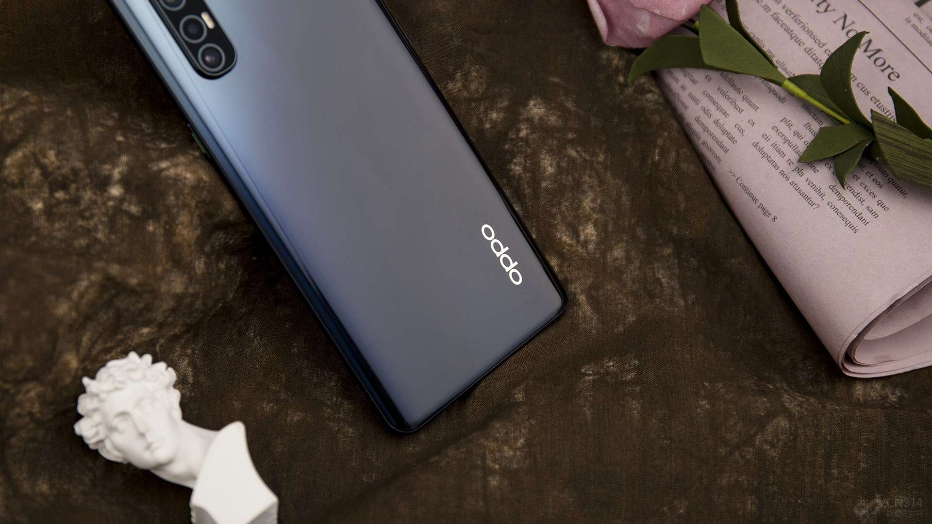 ��Ƶ���㷽�棬����֪����һ��OPPO Reno2��ƾ�衰��Ƶ���������������Ϊ�˻�ȫ�������Ż��͡���һ�Σ�Reno3 Pro�����ˡ���Ƶ��������Pro��������һģʽ�¿�ͨ���Թ������ͷ���㵽�Ļ�����в���ʵ���ٴ����ȣ�Ӧ���ڶ��������ҵ����㻷���У���ò����ٲ�ʧ�桢�����ȶ������Ļ��档
