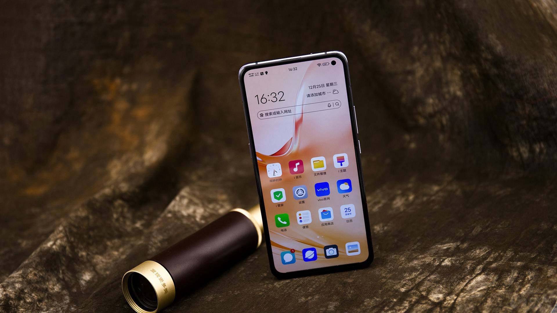 ��ϸ�ڷ��棬vivo X30 Pro���ı߶�������ƽ���и���ƣ��ĸ��߽�����Բ��Ļ�����ƣ���ʹ��ʱ������ֻ���˫��Ҳ������ƣ���С����⣬vivo X30 Pro����������������߻�������4D������ƣ�ӵ�и���Բ����ָС�