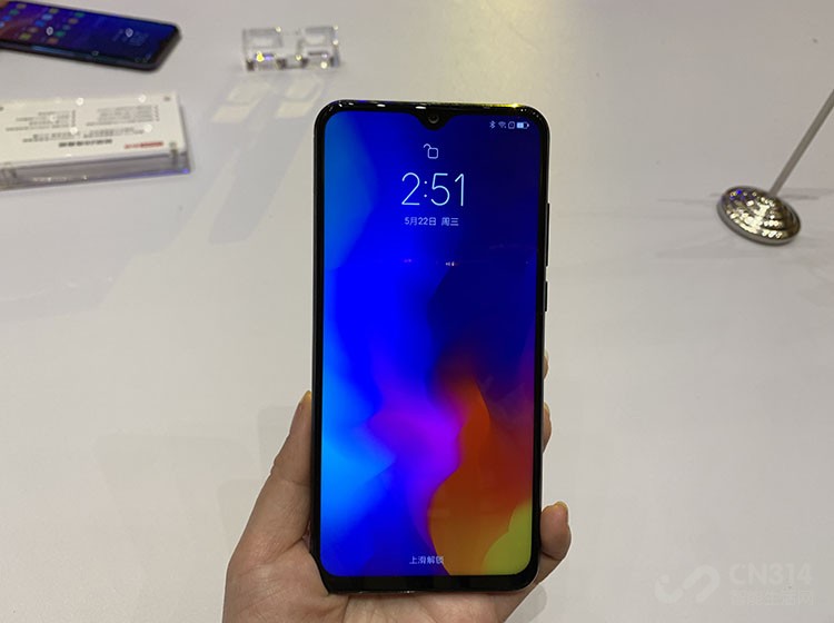 ​����Z6�ഺ��������õ���6.3Ӣ��΢��ˮ������ӵ��93.07%������ռ�ȣ�֧��HDR 10��ʾ������ű�ȫ�������ṩ���ֵ�Ӱ��������ˮ׼��