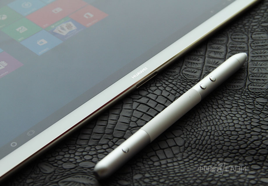  MatePen���ú��⼤��Ķ�λ��ʽ��ͬʱ�߱����ʵ��ڹ��ܣ��ڴ��رʰ�װ�ڻ��䱸�˿ɸ����ıʼ⡣���������棬MatePen���õ�﮵��ֻҪʹ��USB���1Сʱ������ʱ��Ϳ��Դﵽ1���¡�