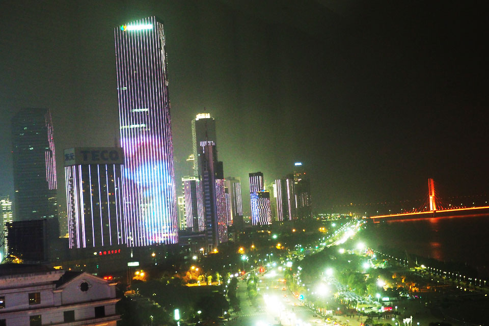 ��ivvi�����ˣ��������ð���ͨ���硱����11��19�������ϲ��ӽ�һ������8���296������ͬʱ����������������һ���ر�ĵƹ���΢��Ӱ