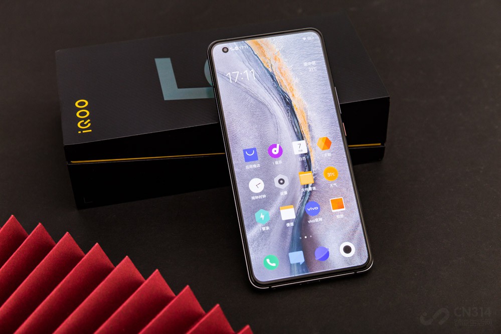 iQOO 5һ6.56ӢAMOLEDĻĻΪ500nitֲȿɴ1300nitҲ˹۸нϺõʯУĻͨSGS Eye care DisplayHDR10+֤ɫʱ棬˺ͣ120HzĻˢʺ240HzĴزʣԸҴϷ͸ѸĴӦ