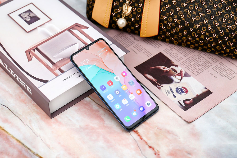 vivo S6ǷǳֽۣɫҲǳŮ壬ССˮμϱȽխı߿ʵ롰ȫҲ̫ԶˡԿܵı߿ǼխģˬĲС