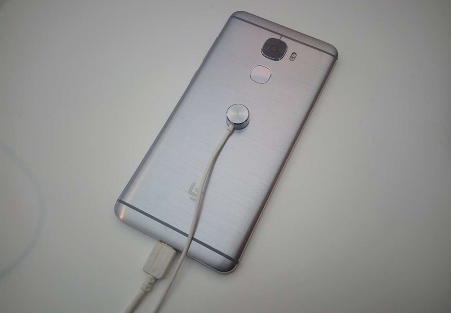 ���շ���������Pro3����������1600�����غ�������ͷ��Ϣ��״ָ̬��1�����������0.1��PDAF��λ�Խ���������ȡ�����ҹ�ġ�ǰ��800������ǰ������ͷ��֧���Ա�ʶ���������ա�