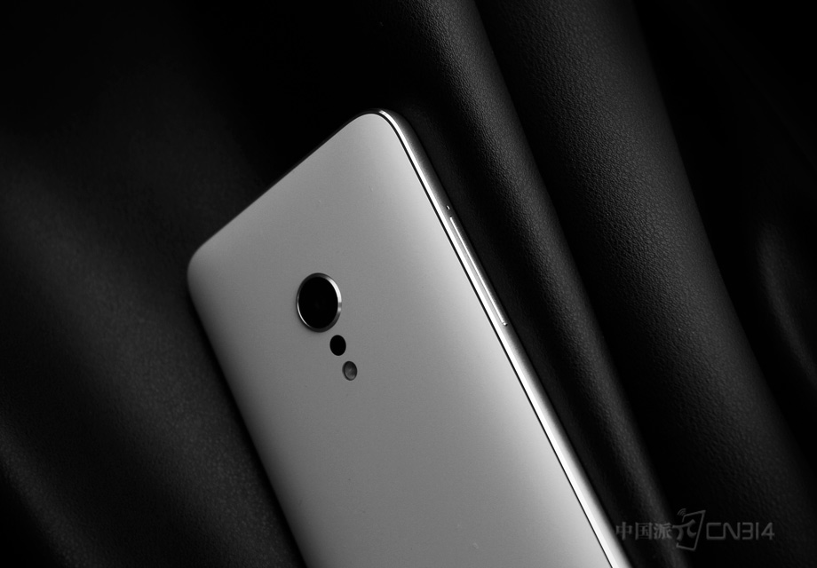 �п򲿷֣�Smartisan M1�������޶ϵ���ƣ��п򶥲�Ϊ����ף����Ϊ�ֻ�Sim������Ӽ������ܶ���һ�������Ҳ�Ϊ�Ӽ�������������������������Smartisan M1�Ĳ���ϵͳ���ò˵��и����û�������������ù��ܡ��п�ײ�������������Ϊ3.5mm������ס��ֻ���Ͳ��Type-C������Լ��ֻ����������п�ǰ��ʹ���˸߹��б߹��գ����ξ������С�