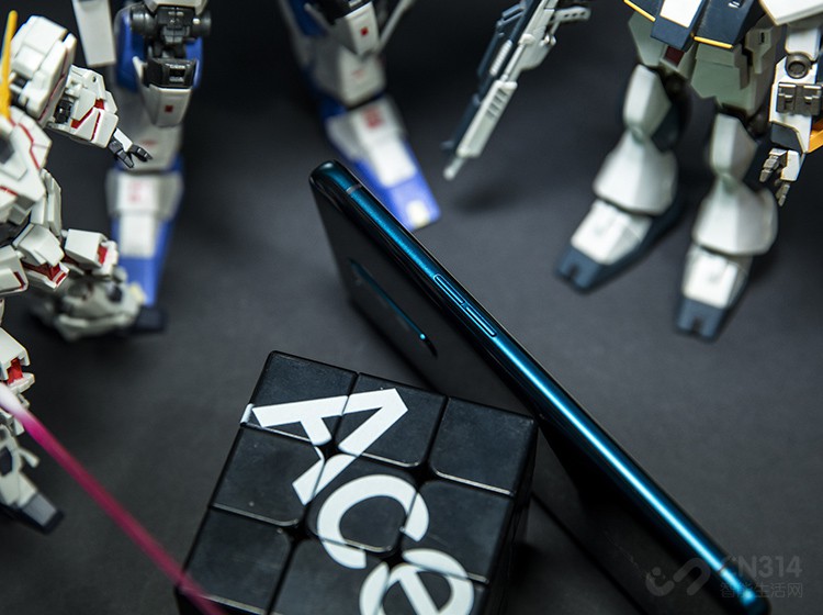 ������콢�Ʊ�Ҳ�����UFS 3.0�������䣬����Ķ�д�ٶ����ֻ�ӵ�и���Ŀ����ԡ�Reno Ace����ṩ12GB+256GB���ڴ���ϣ������ڴ浹������Σ���12GB�������ڴ�����ϲ��ö�ʱ������Ҳ�ܱ�֤�ֻ����������С�