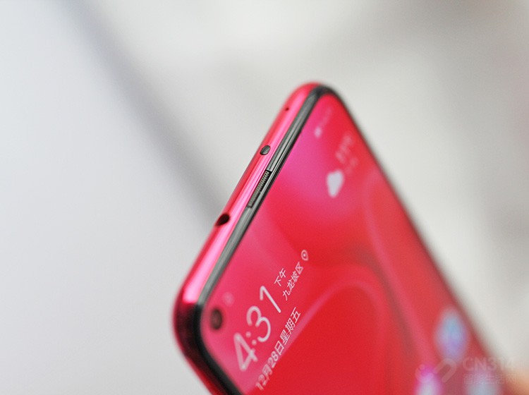   ͬʱ������ʽLED�����ƣ�΢����Ͳ�Լ�����ʽ�Ļ����⴫����������Ļ�Ϸ��ı߿�ֻ��1.85mm��ʵ������ռ�ȵ�ͻ�ƣ��ﵽ��91.8%��