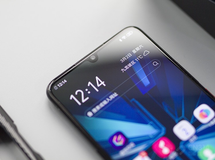 iQOO�������Ϸ�����Ĳ����������������������ͬ�Ĺ��ܡ�һ��4D���2.0�����û���FPS��Ϸ�н�����������Ƶȶ���ʱ����������ͻ�ģ�����Ӧ���𶯸У��û�������ͬ���������Ϸһ�����ʵ�С�