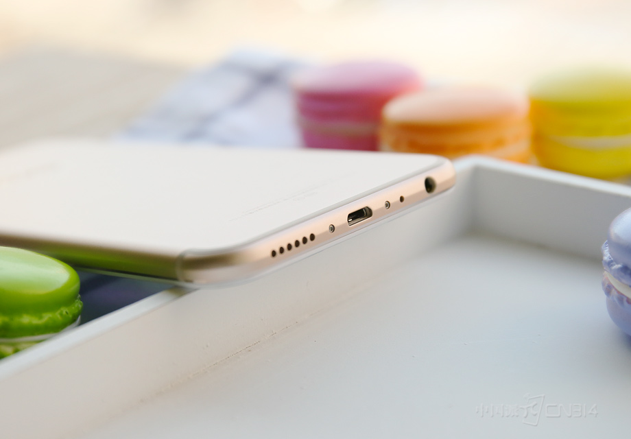 �ײ����η�����3.5mm�����ӿڡ���˷硢Micro USB�ӿ��Լ���������