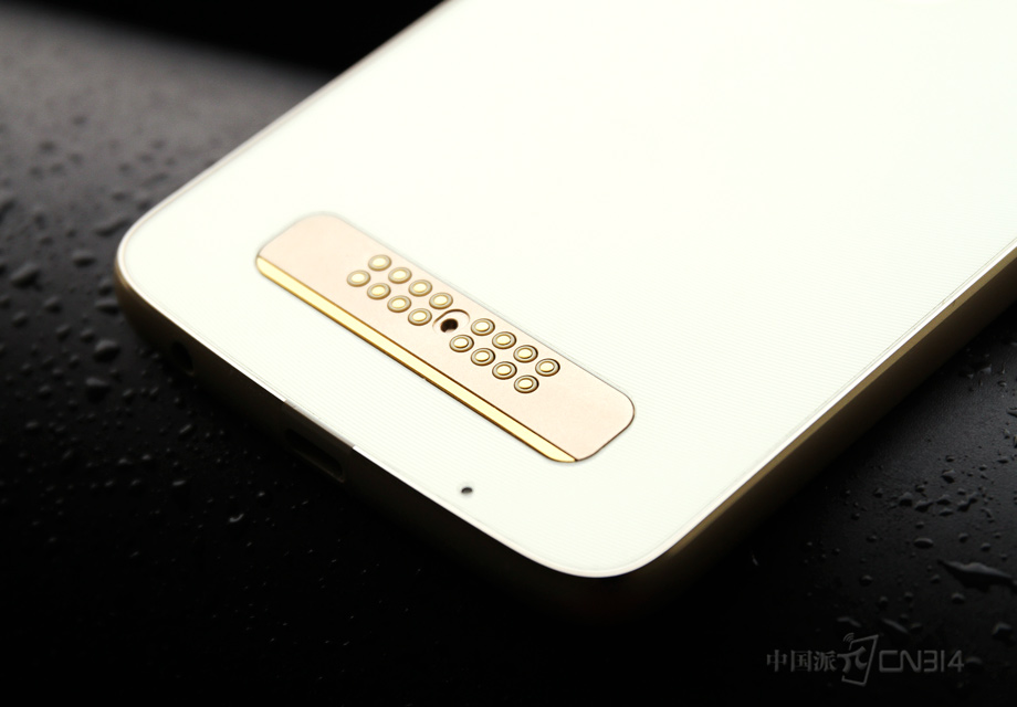 �ײ������������ģ���16���������㣬Moto�����Ϊ��Mods Smart Surface�������öƽ��ˮ������������չ���˸߶˹�ҵ���ˮ׼��