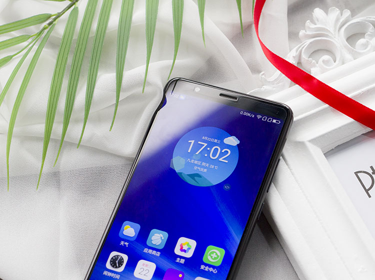 �䱸��4050mAh��������أ�������������ĵ��ճ�ʹ������18W�ĳ�繦�ʣ���Сʱ���ɳ����ӽ�50%�ĵ�����