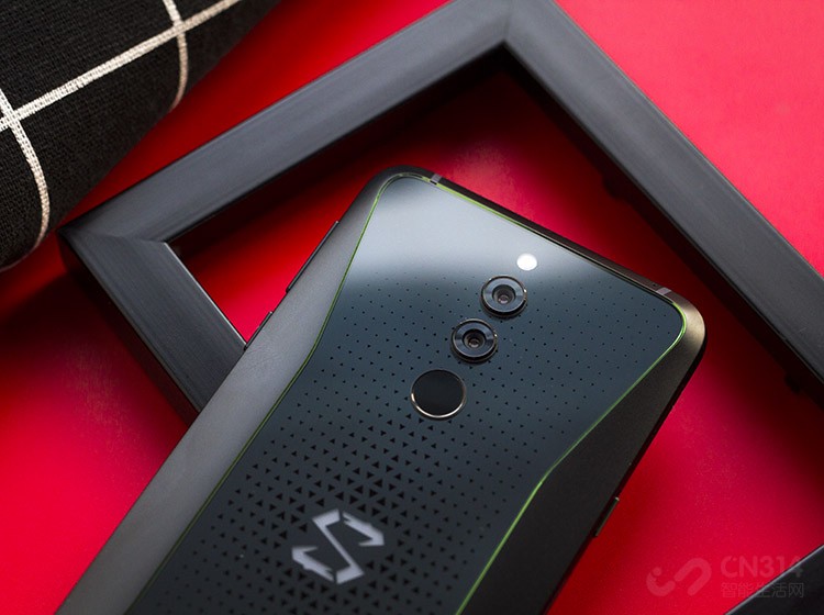 ��۷��棬������Ϸ�ֻ�Helo��Ȼ�߱�ǿ�ҵı�ʶ�ȣ����������ˡ�X���͵Ķ�����ƣ�����3D�������ʵĹ��α��壬ʹ������������ǳ����ͬʱ��Ҳ�ܸ��ܵ�ϸ��Ĵ��С�