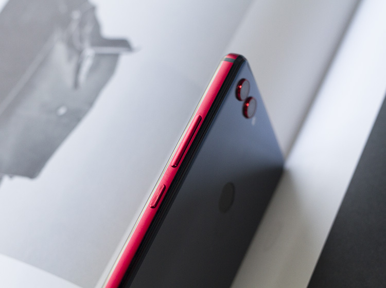 360�ֻ�N7 Pro �Ľ����п��ɸ߾��ȵ�CNC���վ�����ɣ���ʹ��ר�����׹�������󻡶Ȼ����棬�Դﵽ�벣������˳���Ӻϡ� ɺ����ɫ��N7 Pro�������˹���ʦ��������ʱ�������ɵ�˫����������ɫ���գ��ȱ�֤�˺�ɫ����Ⱥ����ȣ��ֲ���������ɵĺ�ɫ��������ƻ���