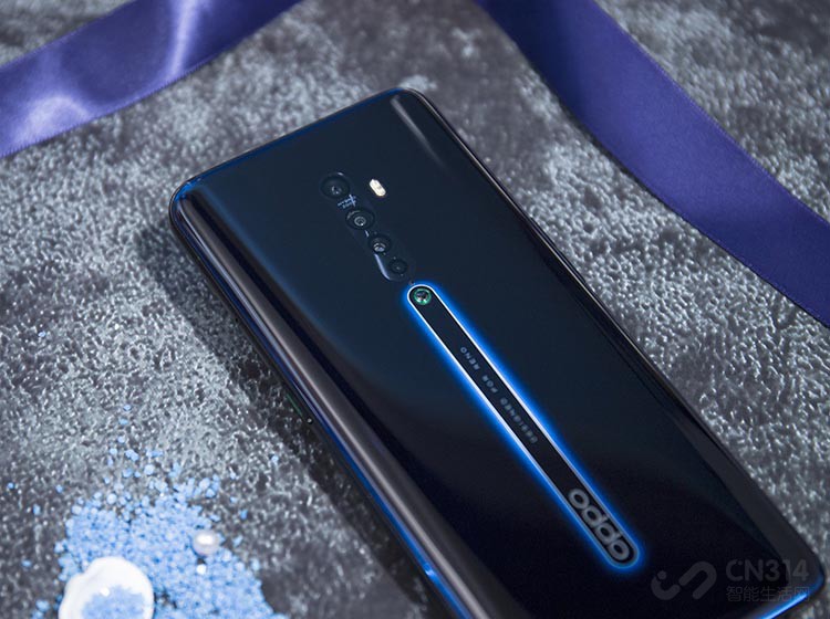 ����˵��OPPOReno 2���ҹ��ȴ�������һ����Ʒ��ʶ��Ԫ�أ�ͬʱ���ڹ���Ч���Ͻ�����һ������������������ڲ�ͬ���������ı�����OPPO��Ǭ����֪�����Լ��ܡ�����ѧ���