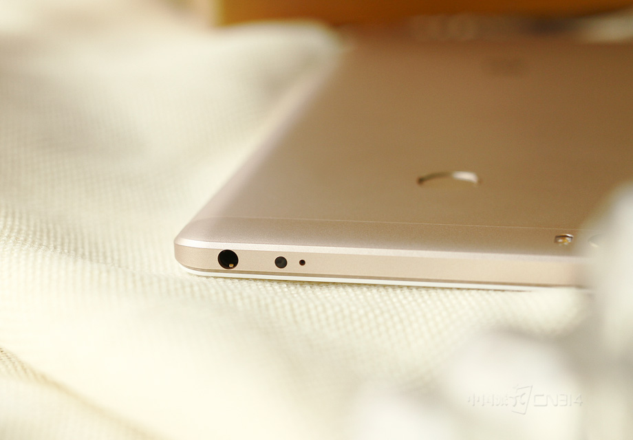 �������������3.5mm������׺ͺ��ⷢ��������ΪС����������е�һ����