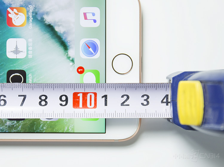 ���°͡�����ҲԼΪ17mm��ͨ���Աȣ������ֻ���Ȼ����ȡ�˶ԳƵ���ƣ���Ŭ����Z17S���߹�����ƸС�