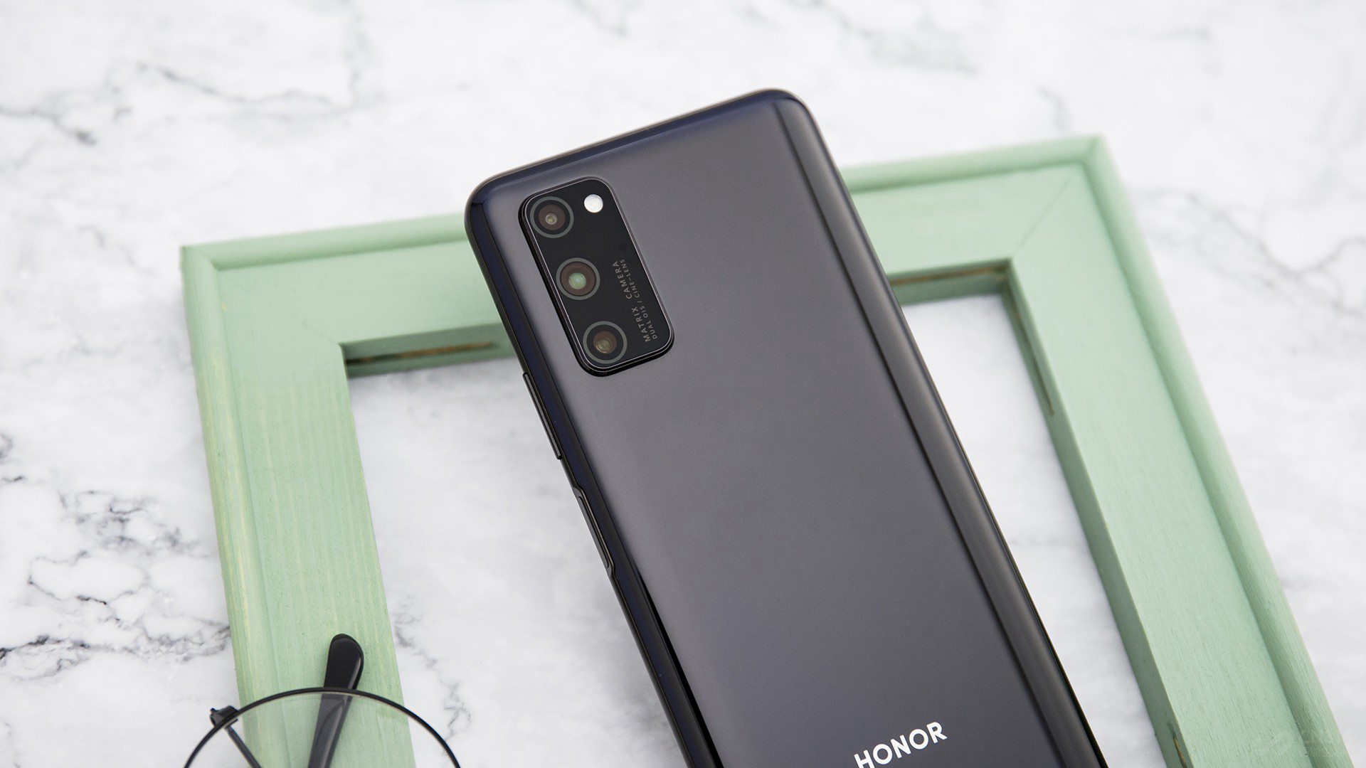 ��������ģ�顰�������㡱�ڱ������Ͻ�ռ����һ��飬������������ֻ���Ҳͦ��ӱ�ġ�����������ͷ�ֱ���4000���������㡢1200�����ص�Ӱ����ͷ�Լ�800�����صĳ�������ͷ������ͳ�����ͷ֧��OIS��ѧ��������֤��ҹ����Զ��������������ȡ�������淨�أ���Ӱ����ͷ����������16:9����Ƶ���㣬ͬʱҲ֧�ֳ�������㡣