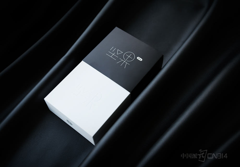 2017��5��9���������ӿƼ���������ʽ�Ƴ������µ�����»����Pro����Ȼ�ǡ�Ư���Ĳ���ʵ���ɡ������Pro�ڶ̶̼������Ѿ���Ϊ�����ֻ��г��ϵĻ������ġ���ͼΪ���İ�װ�С�