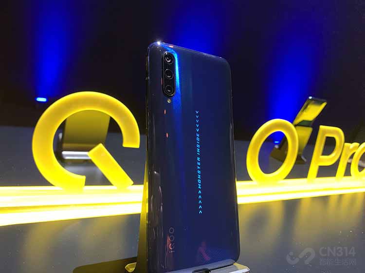 �������������iQOO Pro������ϴ��ı仯���󣬱���Ϊ�����沣�������һ�ͨ�����ӵĹ��ճ��ֳ����ٹ���������������ٶ��뼤�顣ֵ��һ����ǣ�iQOO ProҲ�������ϴ���Ʒ��LED�ƴ������Ը�����Ϸ�������ֳ���ͬ�Ĺ�Ч��������ɫ�ṩ��â������Ӱ���;��ٺ����֣������ԵñȽϳ��ȵ���ɫ��