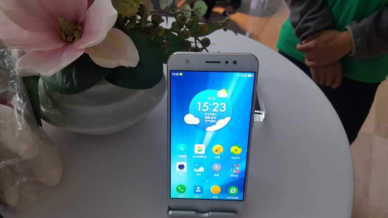 360N4S�������������ע�ܽ�������������Ϊ����ϸ���2.5D���沣�����������5.5Ӣ��1080Pȫ������Ļ��