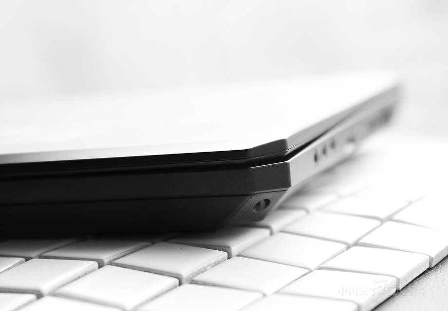 �û�Ŀǰֻ�ṩ���ɫ�汾������ɫ������һ�£�A������˽�����˿���մ����������ʸ�ǿ�ң����A���϶˵�������ƣ������濴�������Ӳ�ʣ�����֮��ʮ�㡣