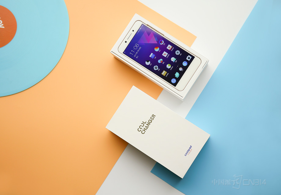 �򿪰�װ���Ǿ��ܿ����������еĿ��ɸı���S1���������ʮ�ּ�࣬��û�ж����װ�Ρ�ֵ��һ����ǣ��ڻ�������һ����ֵǧԪ��AKG���������ַ��������ǲ����Ѿ����಻ס�ˣ�