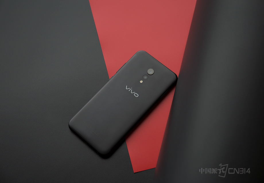 ���vivo Xplay6ĥɰ��������ָ�ʮ��˳���������ʸ����׷��м沢��������������ɫΪ��ɫ��������Ļһ��и�ǿ�����ڹ��շ��棬Xplay6�����˺�ɫ�ع���ī����������һ����ɫ����ʾ���Ӵ��⡣