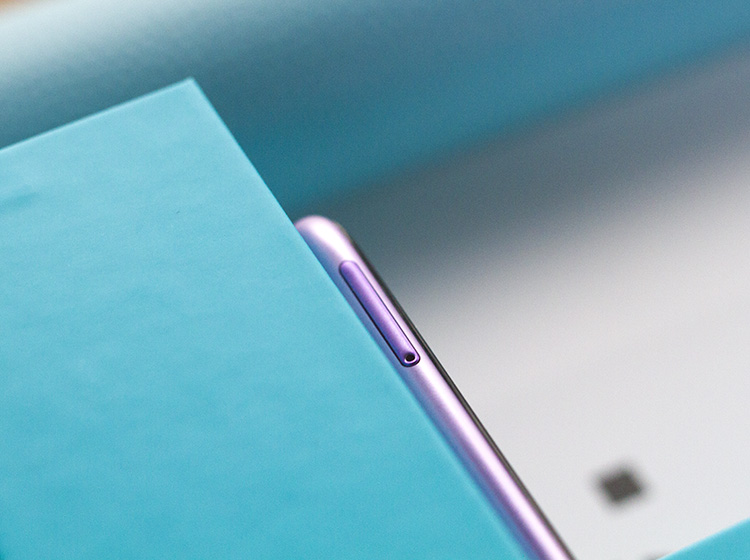 ��ҫ����8C���õ���������ƣ���ͬʱ����2��SIM�����������ʹ�绰��˫����֧��VoLTE���Լ��ܲ���1����߿�ʹ��256GB ��Micro-SD����