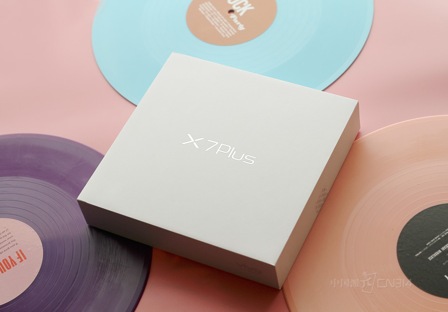 ��װ�ϣ�vivo X7 Plus��vivo X7 ����̫�����𣬴��׵ķ��ΰ�װ�У���������