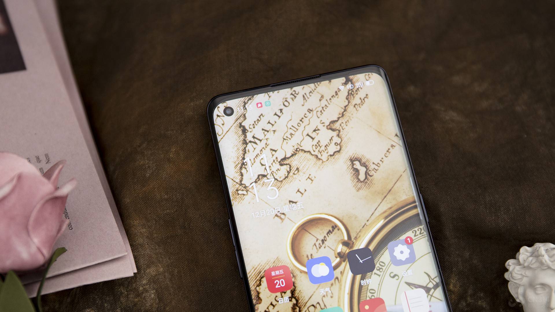 OPPO Reno3 Pro �䱸����6.5Ӣ��˫������Ļ����Ļ����Ϊ 20:9 ��Ϊ�������ϸߵ���ռ�ȣ�ʹ�����ڿ�����������Ļ����ֱ���� 3.92mm������ϼ�խ�ı߿����������Ķ�����Ӱʱ���Ӵ��С�