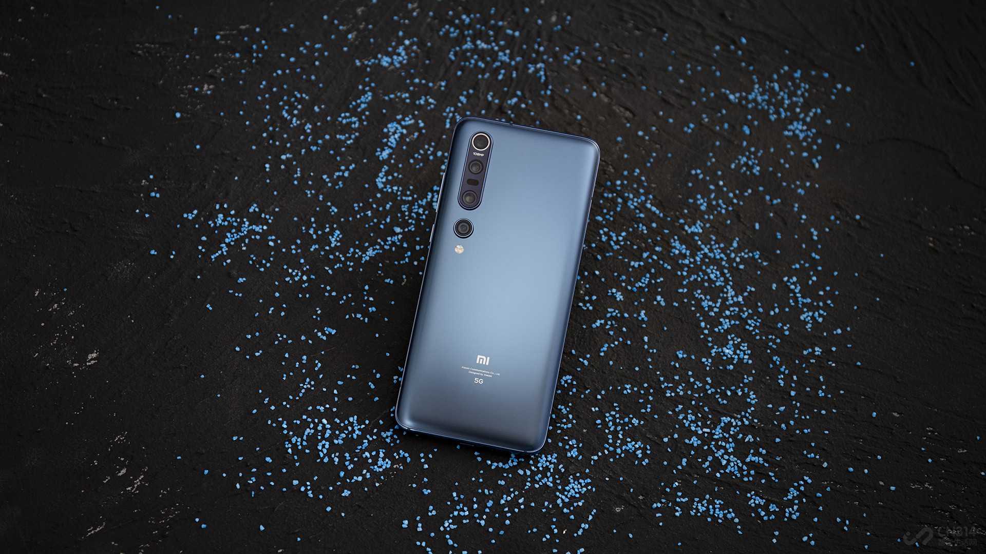 �����õ����ǿ�����ɫ��ɫ������Ũ�񡱣�������Ҫ�����š����࣬��ȴ��һ�����ڽ���ĸо������ض��ĽǶȻ�����չ�ֳ�һ�ֻ����ɵ�Ч�����е���������ս��紦���ǲ㱡������ͬ�Ƕ�����Ѥ���������ӰЧ������һ����Ůͨ�Ե���ɫ��