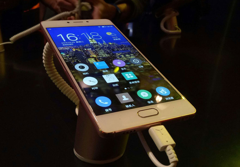 SIM������λ�ڽ���S8������࣬ͨ�������������Ͳ��Ѳ³�����һ��֧��˫�����ֻ���